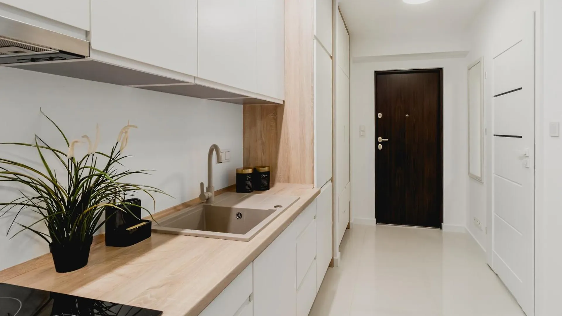 Central Warsaw Apartment - Great Location-Cozy Studio With Balcony - Towarowa 0*,  Poland